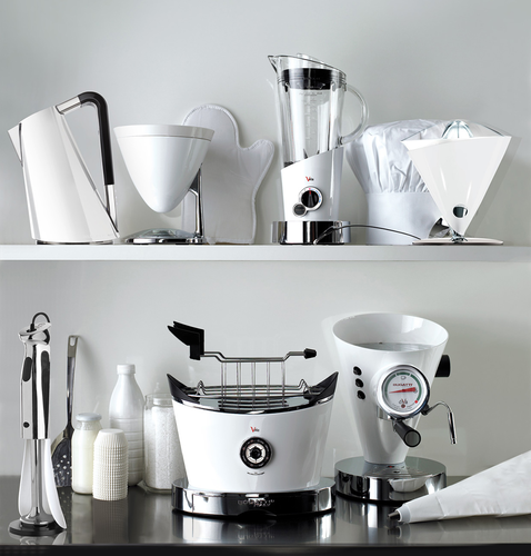 Blender Vela Bugatti Classic White wśród eleganckich akcesoriów kuchennych.